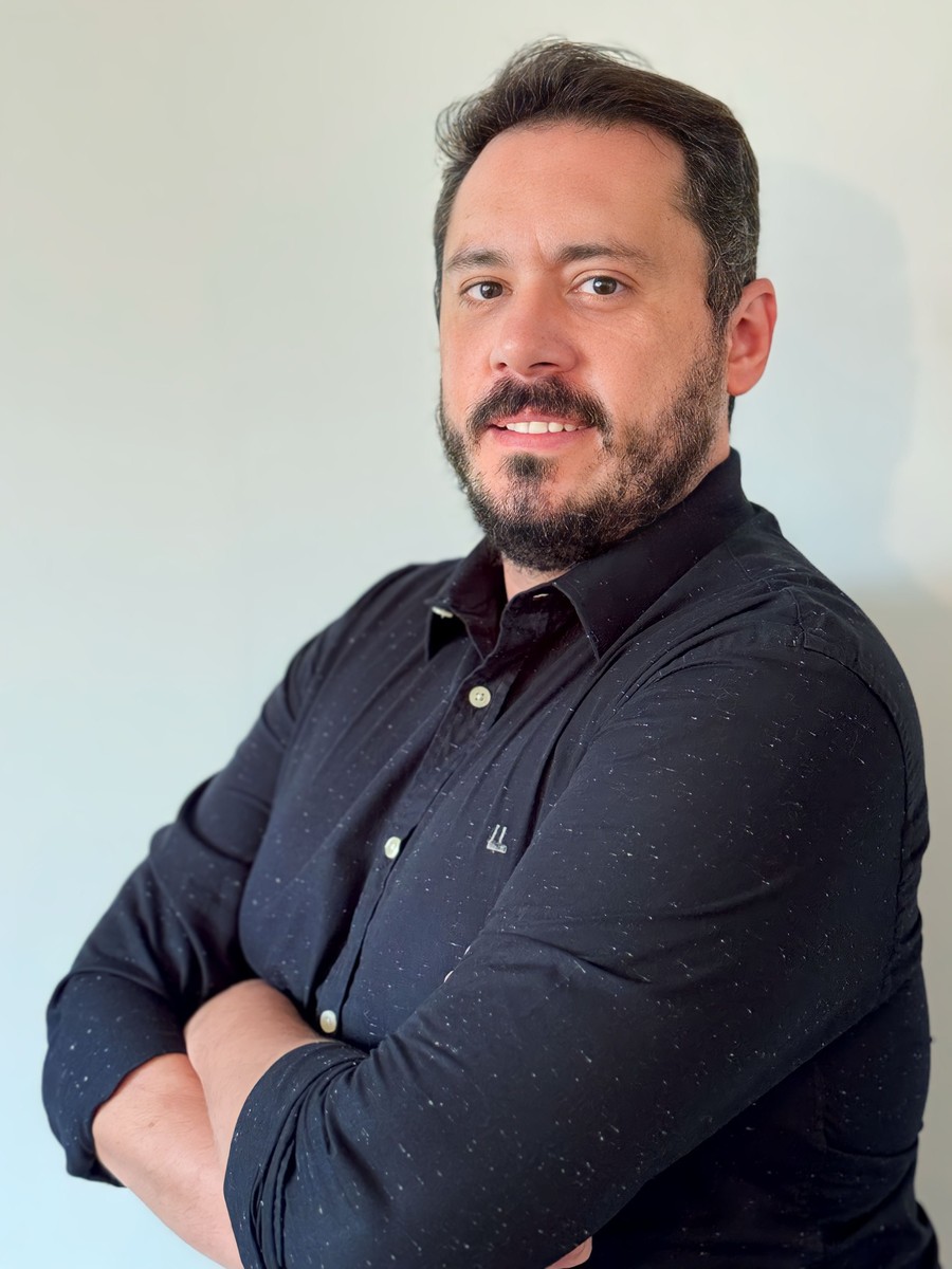 Retrato profissional de Leonardo Schneider